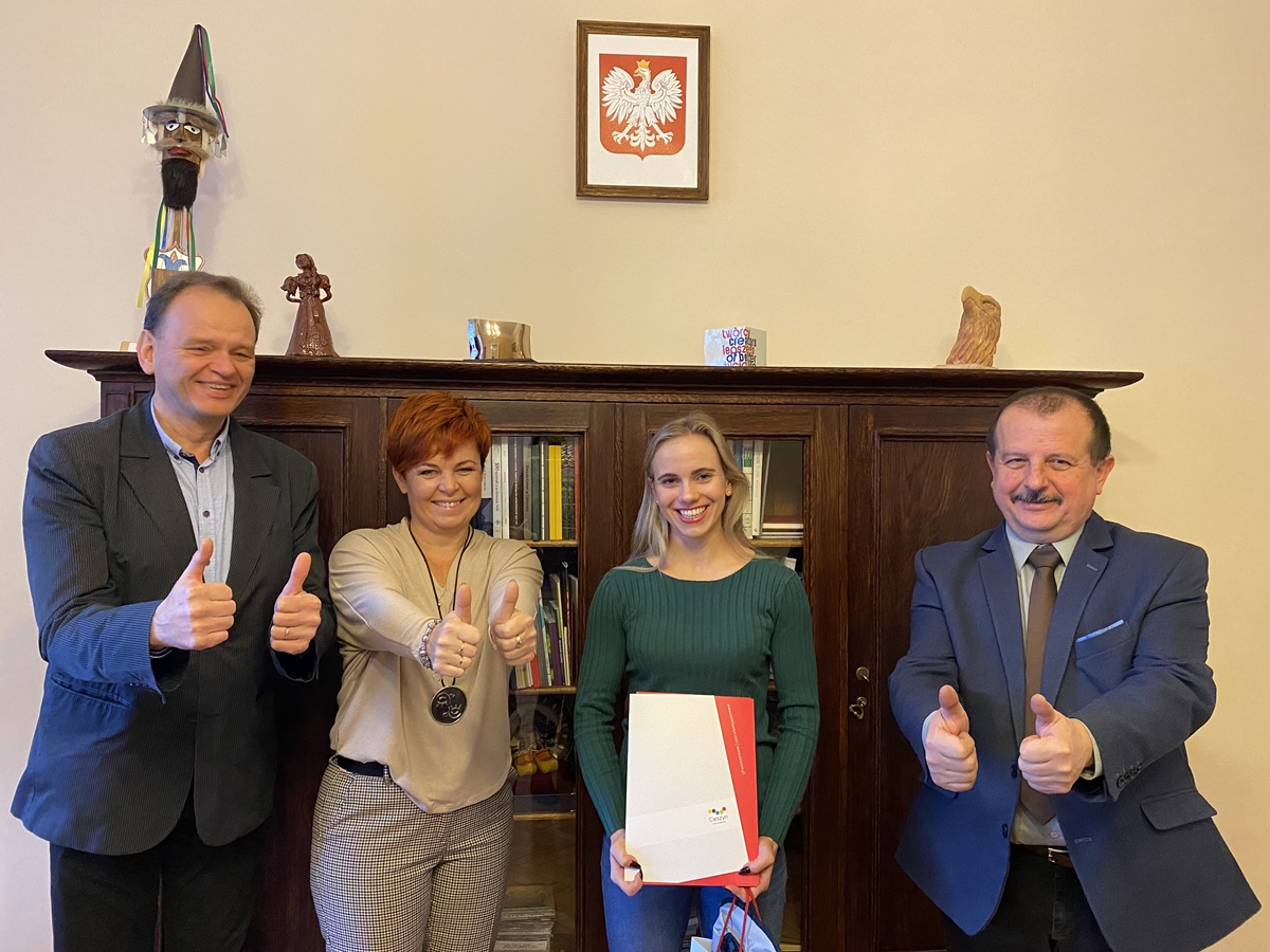 Burmistrz Miasta Cieszyna Gabriela Staszkiewicz przyznała zawodniczce stypendium sportowe celowe fot. BSK