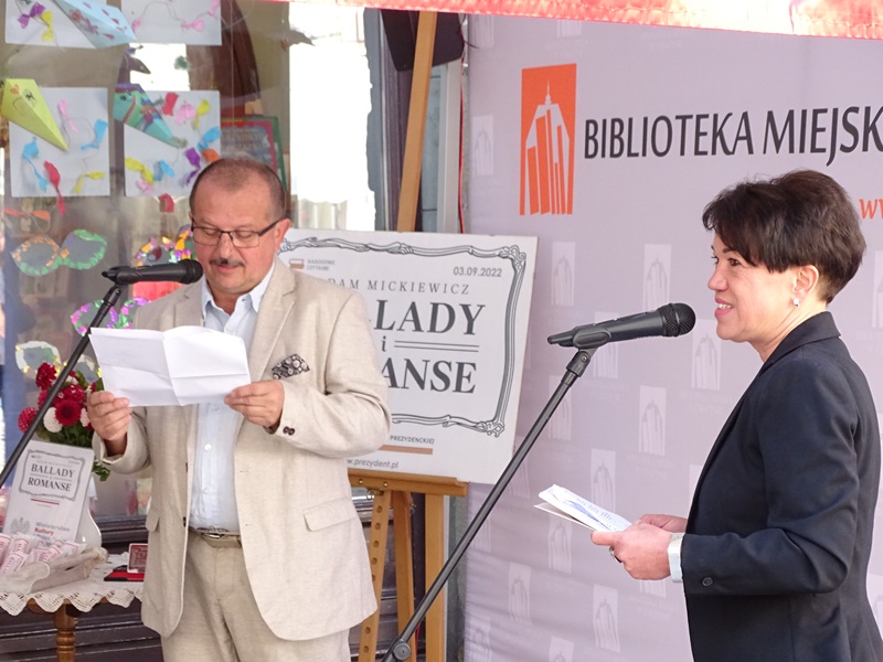 Narodowe Czytanie w Cieszynie. Na zdjęciu Dyrektor Biblioteki Miejskiej w Cieszynie i I Zastępca Burmistrza Cieszyna, fot. BSK