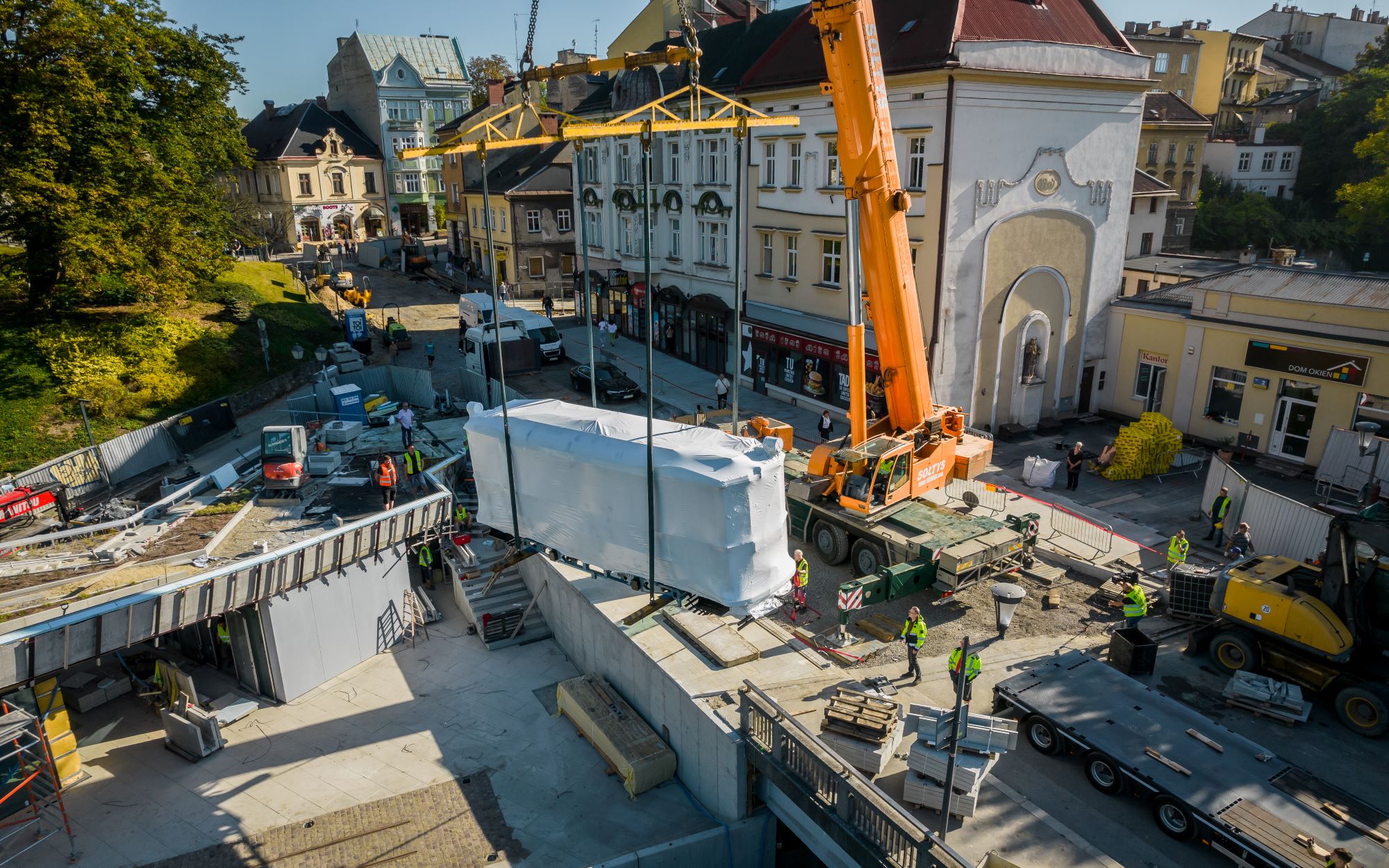 Posadowienie repliki cieszyńskiego tramwaju przy budynku Transgranicznego Centrum Informacji Turystcznej (fot. Marek Konieczny)