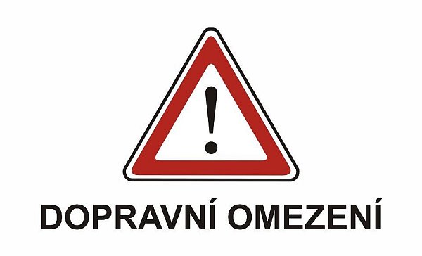 Napis: DOPRAVNÍ OMEZENÍ
