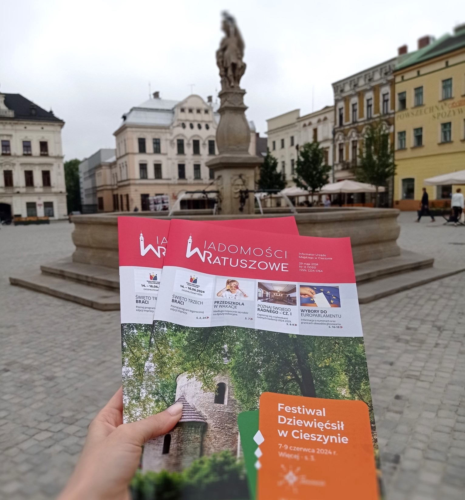 Wiadomości Ratuszowe na tle rynku cieszyńskiego (mat. UM Cieszyn)