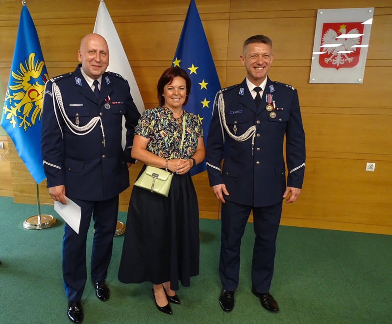Na zdjęciu Burmistrz Miasta Cieszyna Gabriela Staszkiewicz, Zastępca Komendanta Wojewódzkiego Policji w Katowicach insp. Jacek Stelmach, Komendant Powiatowy Policji w Cieszynie mł. insp. Arkadiusz Bloch -fot. BSK