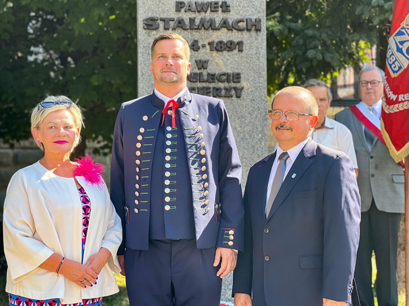 Symboliczna uroczystość, podczas której złożono kwiaty pod pomnikiem Pawła Stalmacha fot. BSK
