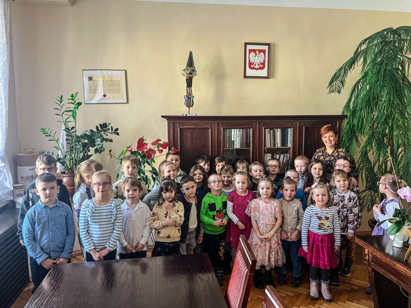Dzieci z przedszkola w gabinecie Burmistrza Miasta Cieszyna. Zdjęcie grupowe