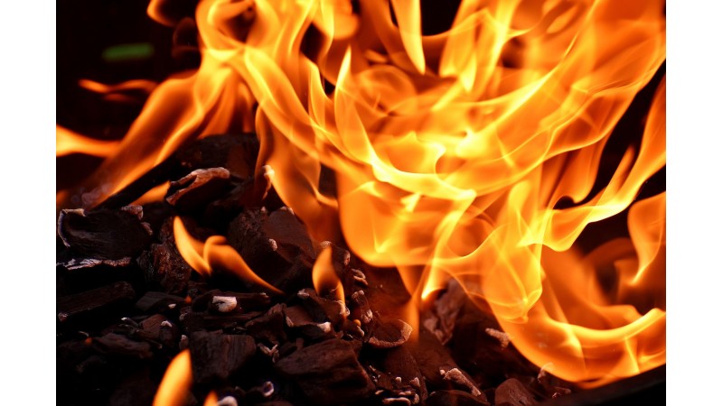 Płonący węgiel, zdj. Pixabay