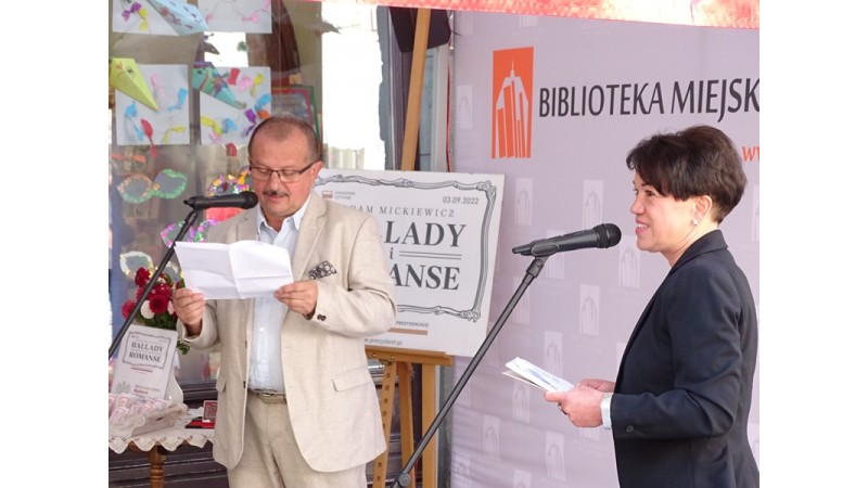 Narodowe Czytanie w Cieszynie. Na zdjęciu Dyrektor Biblioteki Miejskiej w Cieszynie i I Zastępca Burmistrza Cieszyna, fot. BSK