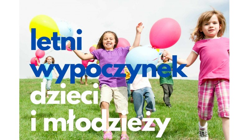 fot. dzieci bawiące się na łące z balonami