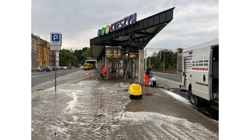 Prace porządkowe na terenie dworca w Cieszynie