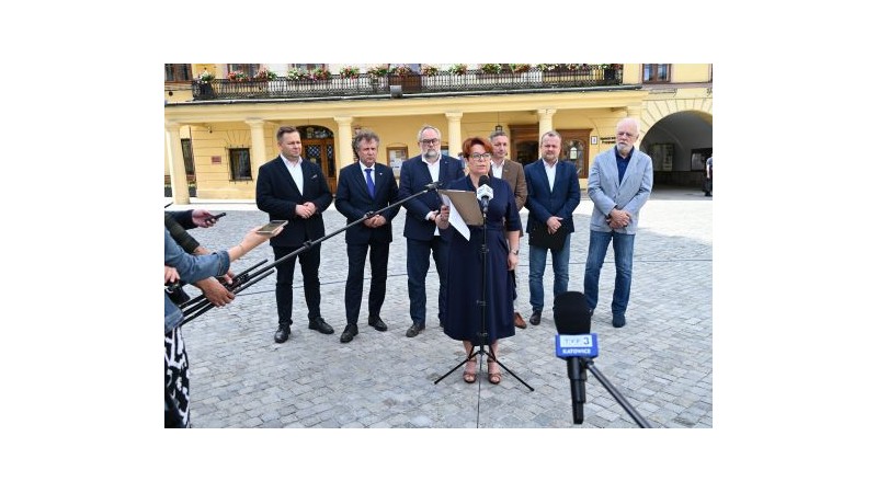Zdjęcie przedstawiające uczestników konferencji prasowej pt. Wspólnie powiedzmy: „Stop hejtowi – nie ma naszej zgody na język nienawiści”