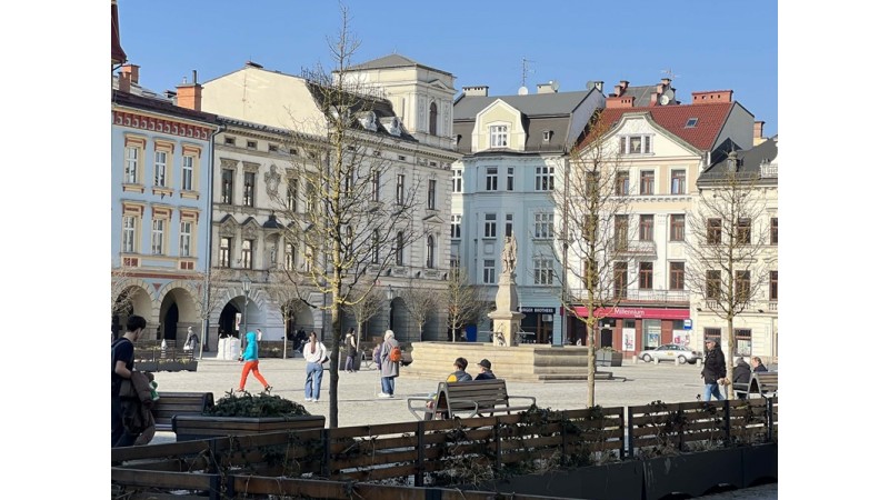 Rynek w Cieszynie w samo południe. Na zdjęciu ludzie spacerujący po płycie Rynku 
