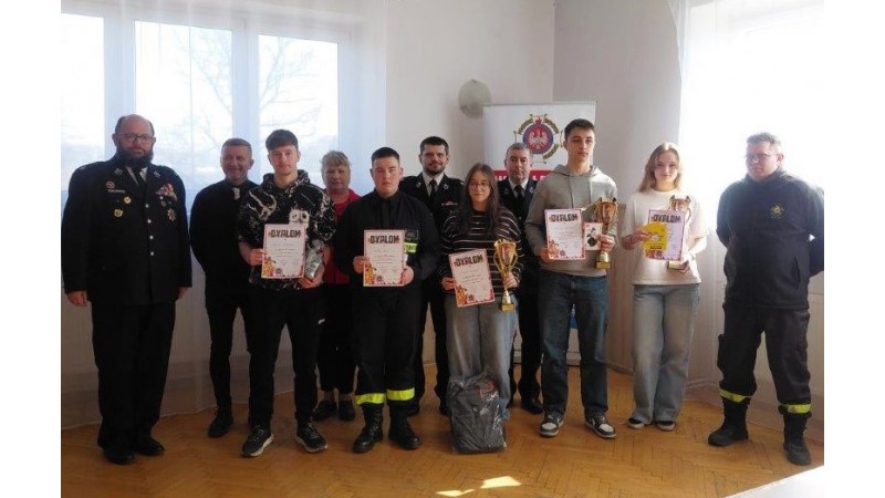 Uczetnicy Turnieju Wiedzy Pożarniczej 