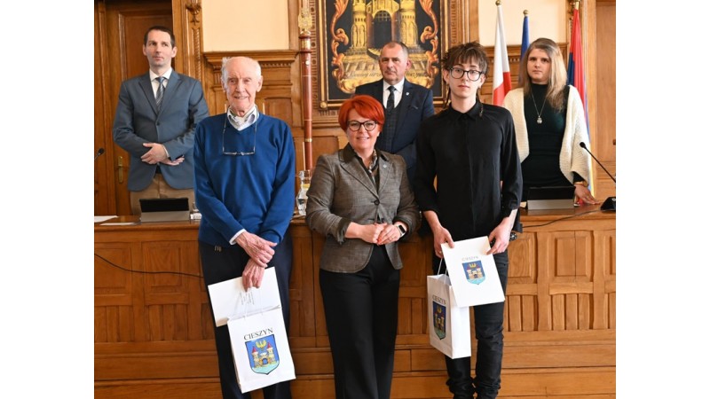 Wspólne zdjęcie podczas XXVI Sesji Rady Miejskiej Cieszyna i wręczenie stypendiów dla osób zajmujących się twórczością artystyczną