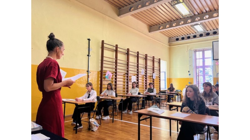 Agata Romaniuk czyta tekst dyktanda uczestnikom konkursu