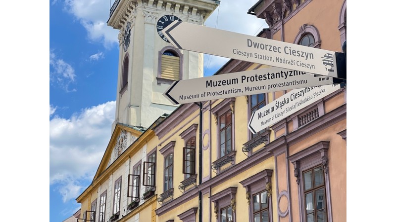 Ratusz w Cieszynie, na pierwszym planie znajdują się tablice kierunkowe fot. arch.