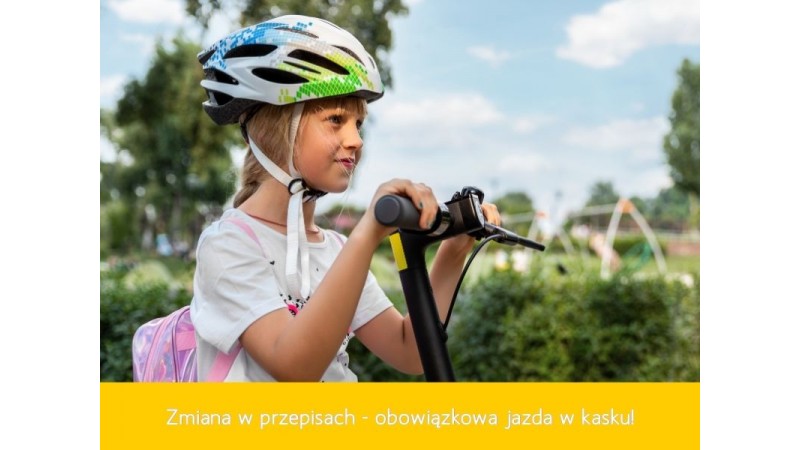 Dziewczynka na hulajnodze elektrycznej z kaskiem na głowie