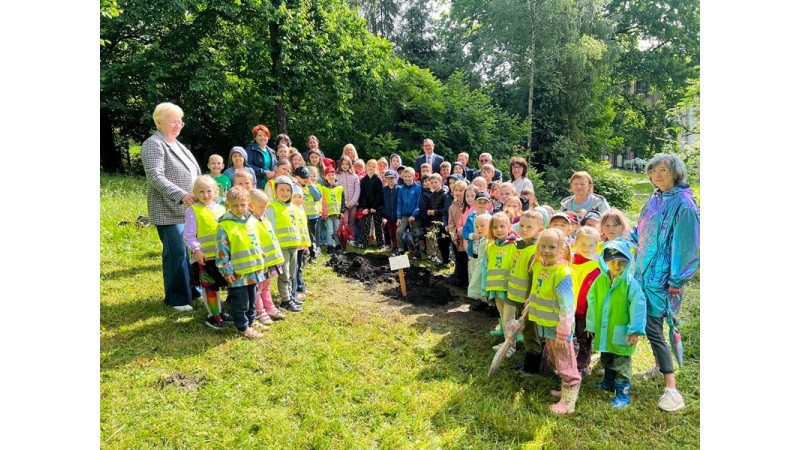 Grupowe zdjęcie. Sadzenie Dębu Pokoju, fot. BSK