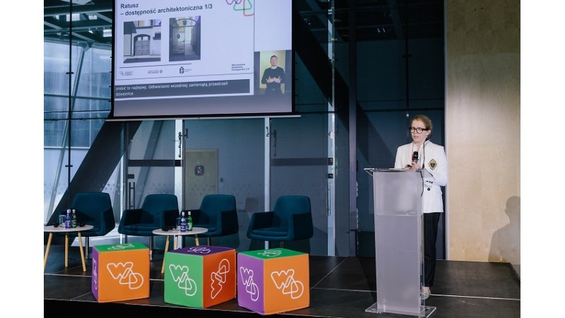 Koordynator ds. dostępności Urzędu Miejskiego w Cieszynie przedstawia działania Cieszyna w zakresie dostępności podczas III Kongresu #City4All. Miasta dostępne