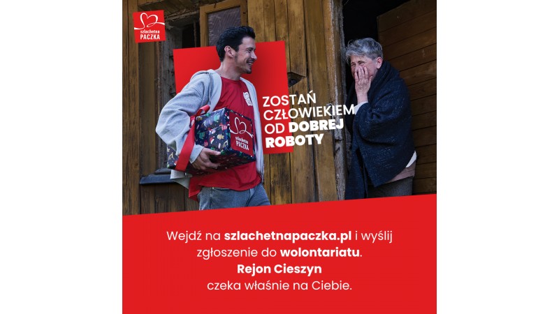 Wolontariusz Szlachetnej Paczki przekazuje przygotowaną paczkę osobie potrzebującej, 
