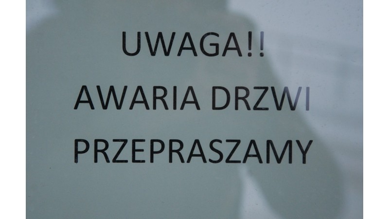 Na zdjęciu informacja o naborze awarii drzwi wejściowych do budynku Dworca Cieszyn przy ul. Hajduka. 